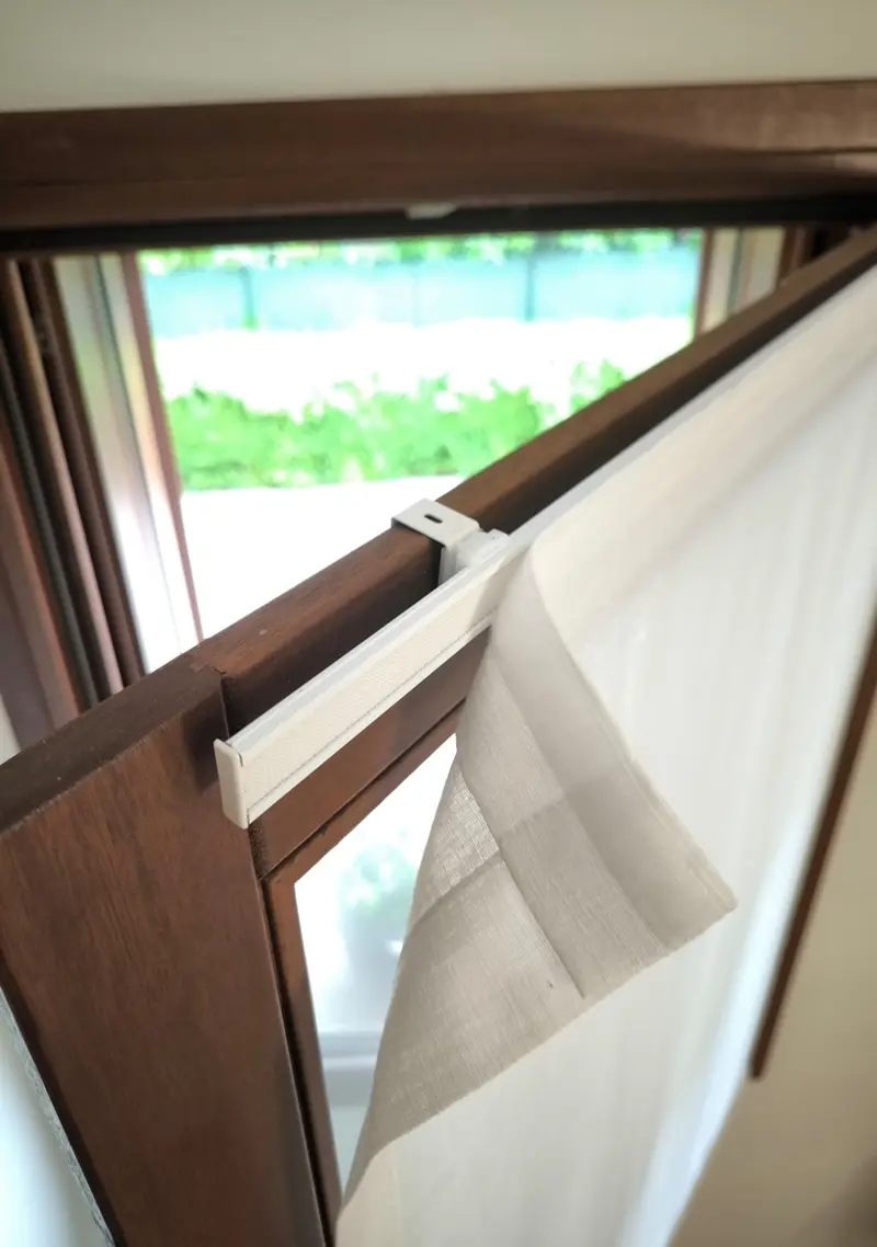 Kit Tenda a Vetro Senza Fori – Montaggio con Nastro a Strappo – 35–90 cm – Profilo Alluminio e Supporti