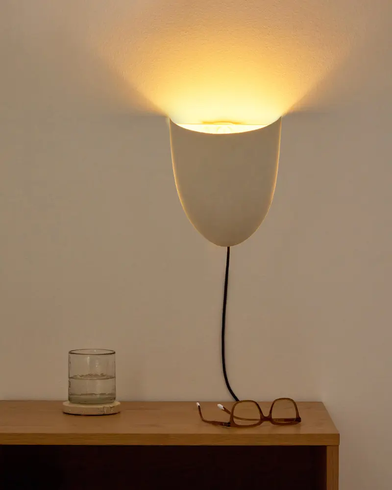 Lampada da parete Nibla in metallo effetto argilla bianca