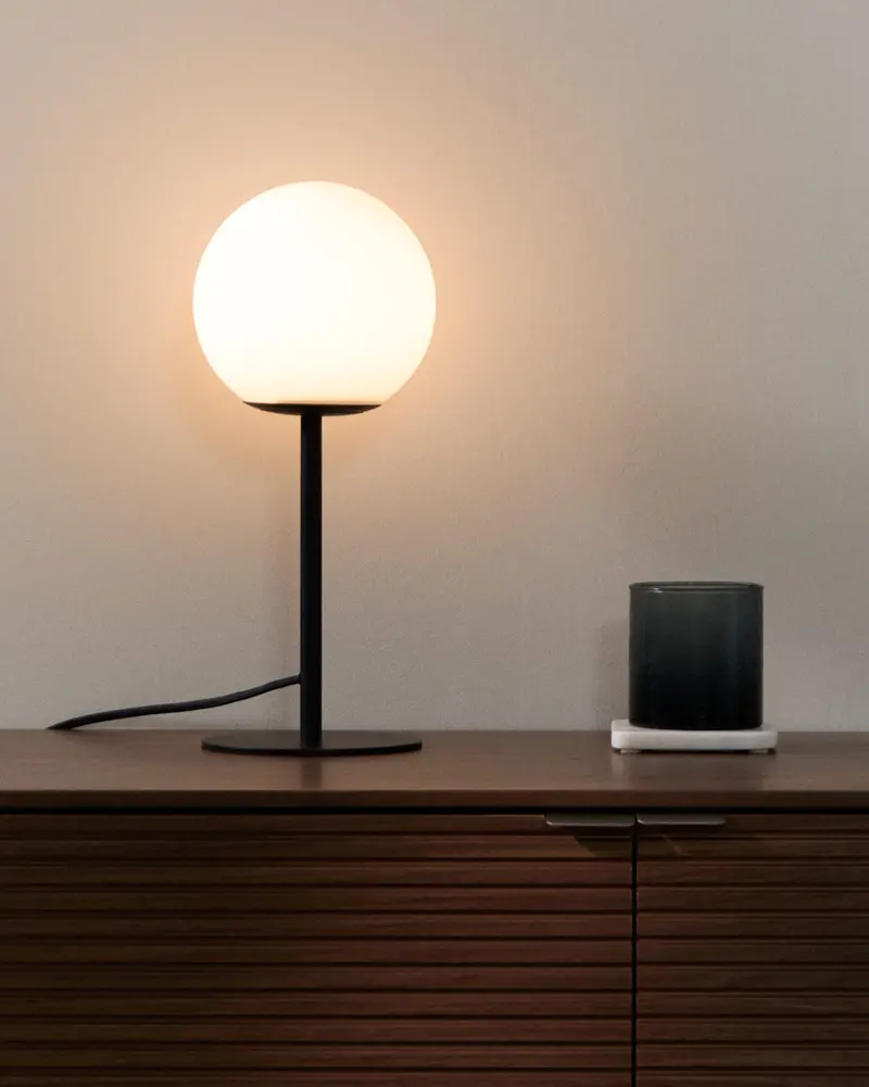 Lampada da tavolo Brisia in metallo con finitura nera e 1 sfera in vetro satinato Ø 15 cm