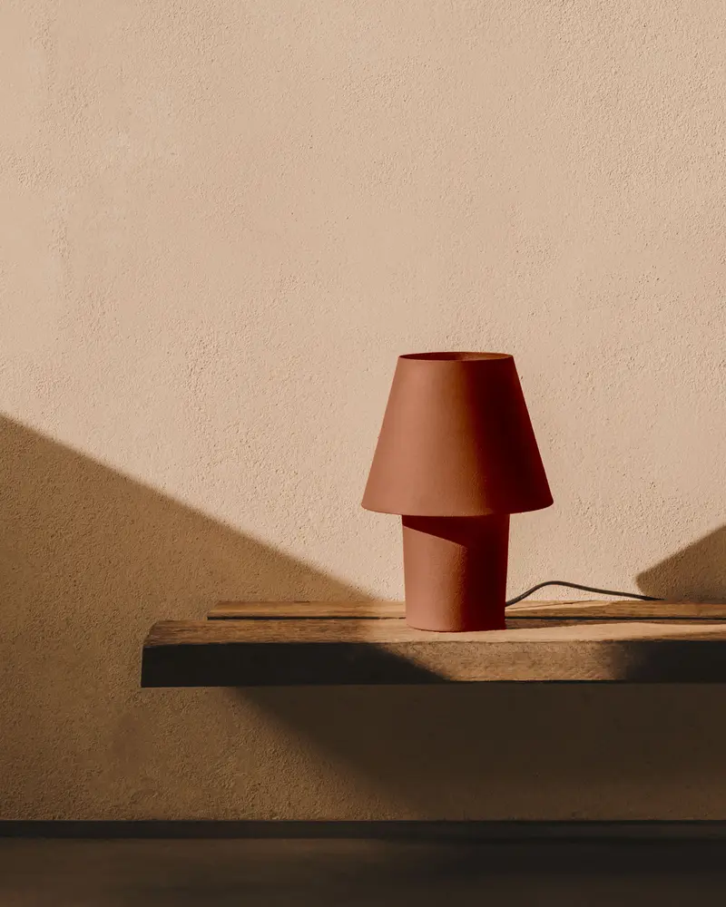 Lampada da tavolo Canapost in metallo verniciato color terracotta