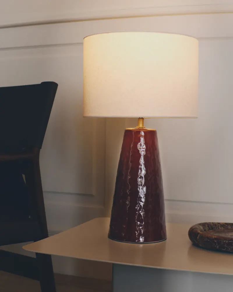 Lampada da tavolo Drava in ceramica bordeaux con paralume in cotone