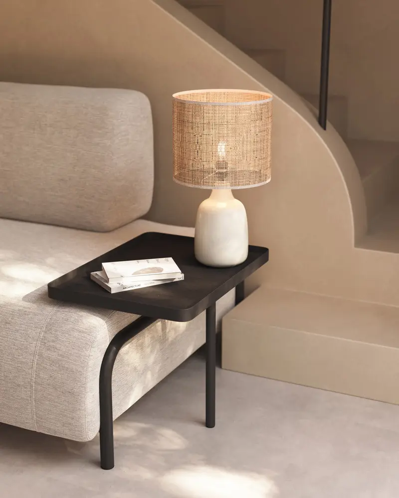 Lampada da tavolo Erna in ceramica bianca e bambù con finitura naturale