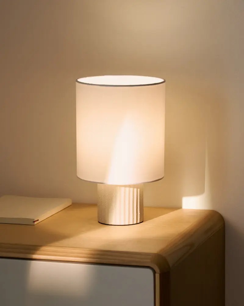Lampada da tavolo Eshe in ceramica con finitura beige