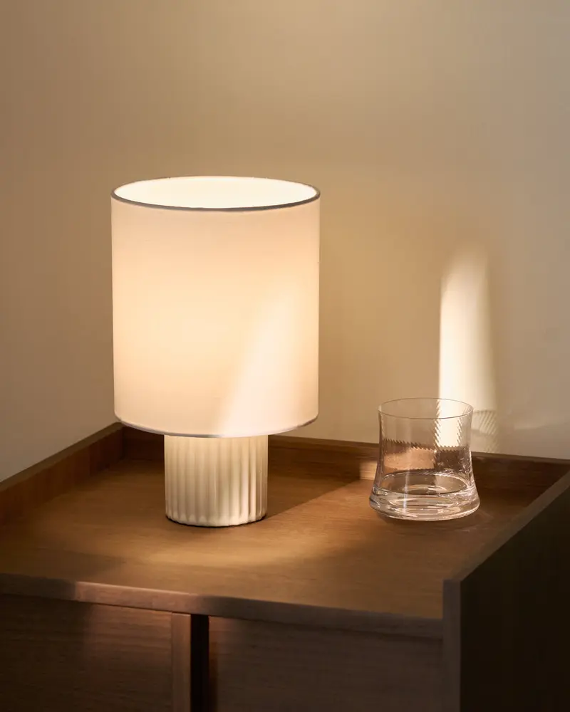 Lampada da tavolo Eshe in ceramica con finitura bianca