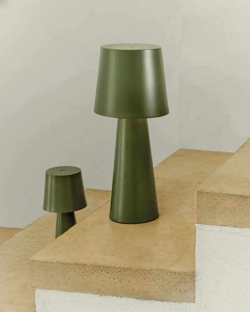 Lampada da tavolo grande da esterni Arenys in metallo con finitura in verde