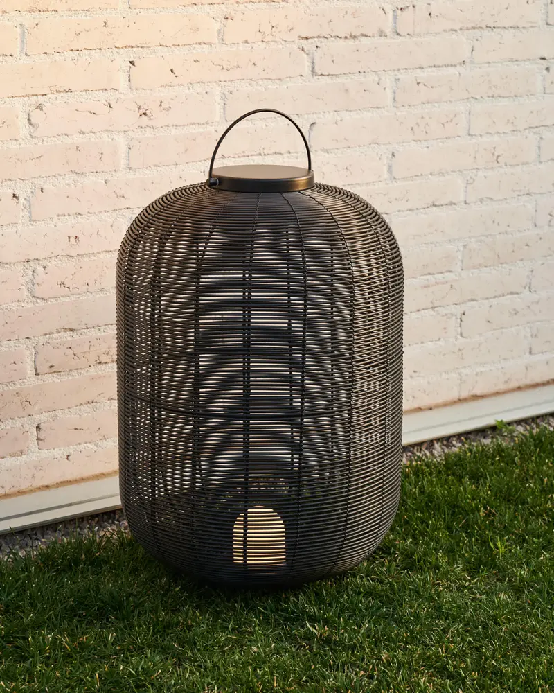 Lampada da tavolo grande portatile Saranella in rattan sintetico nero