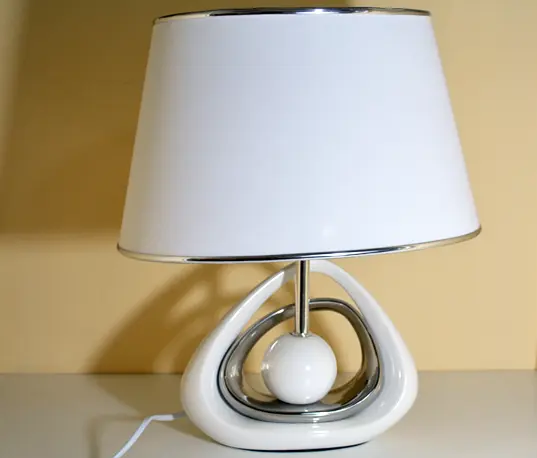 Lampada da tavolo in porcellana decorato platino|L’Egizia regali