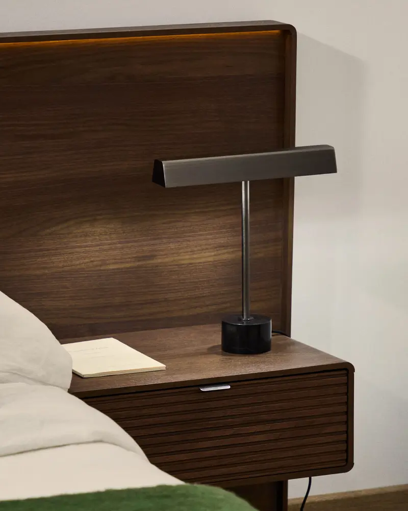 Lampada da tavolo Lynor in metallo spazzolato con base in marmo nero