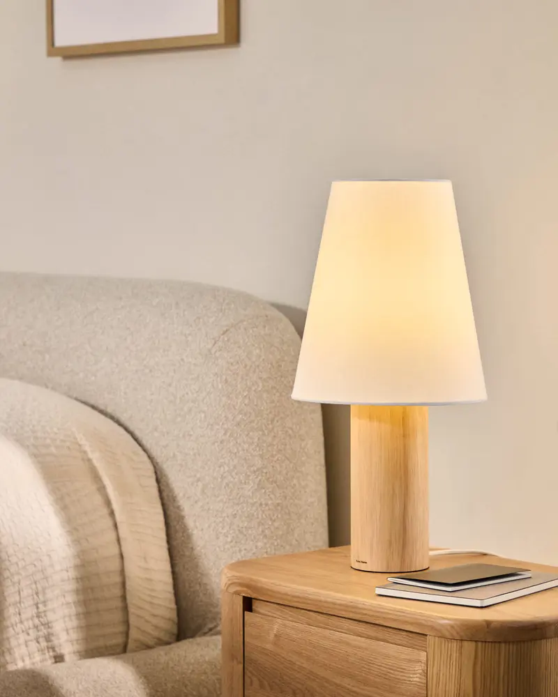 Lampada da tavolo Marga in legno massiccio di caucciù con finitura naturale