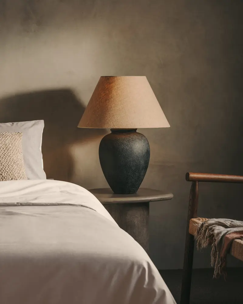 Lampada da tavolo Mercadal in ceramica con finitura in nero
