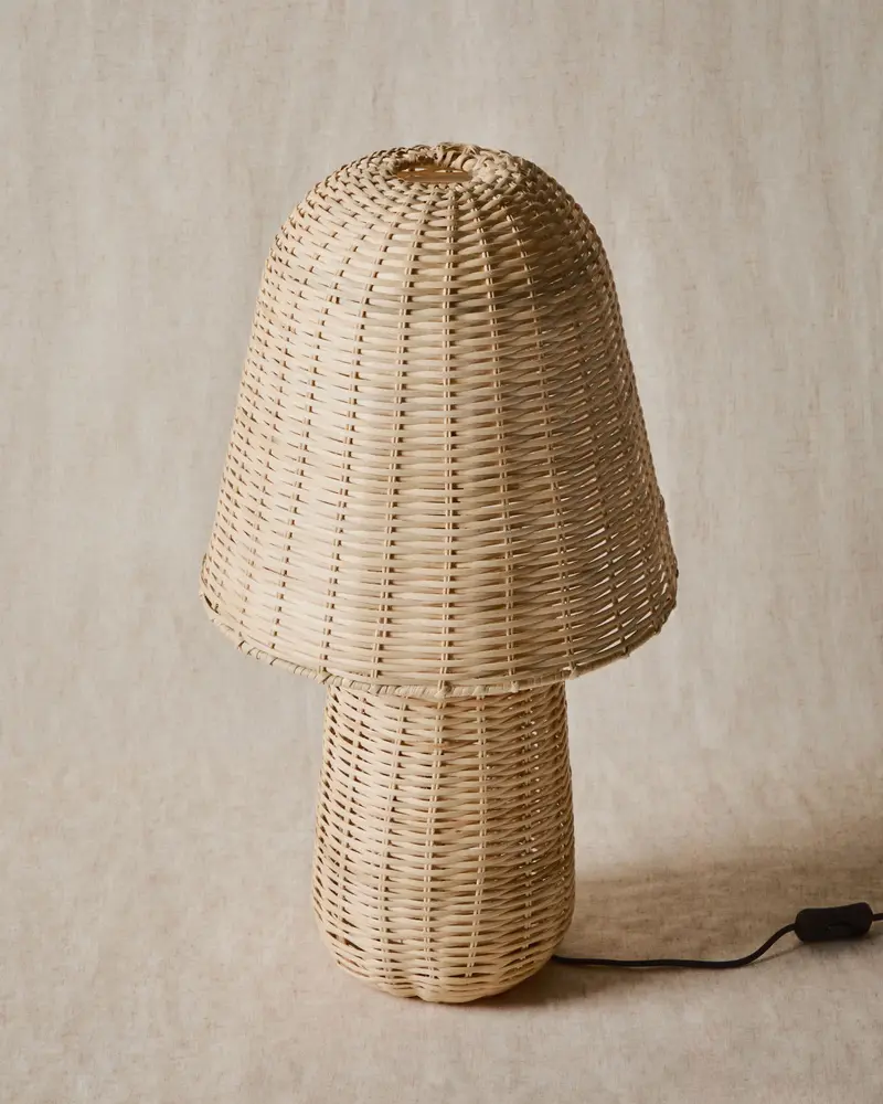 Lampada da tavolo Neuda in rattan con finitura chiara