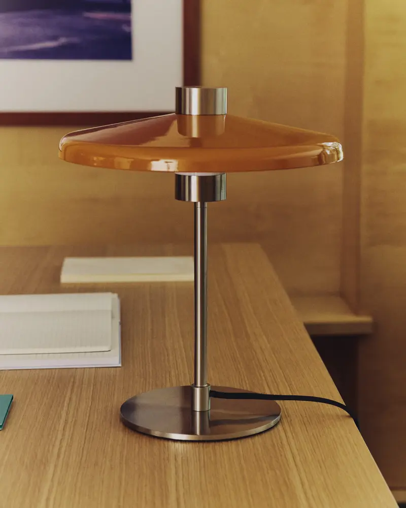 Lampada da tavolo Nuvira in metallo spazzolato grigio chiaro e paralume arancione