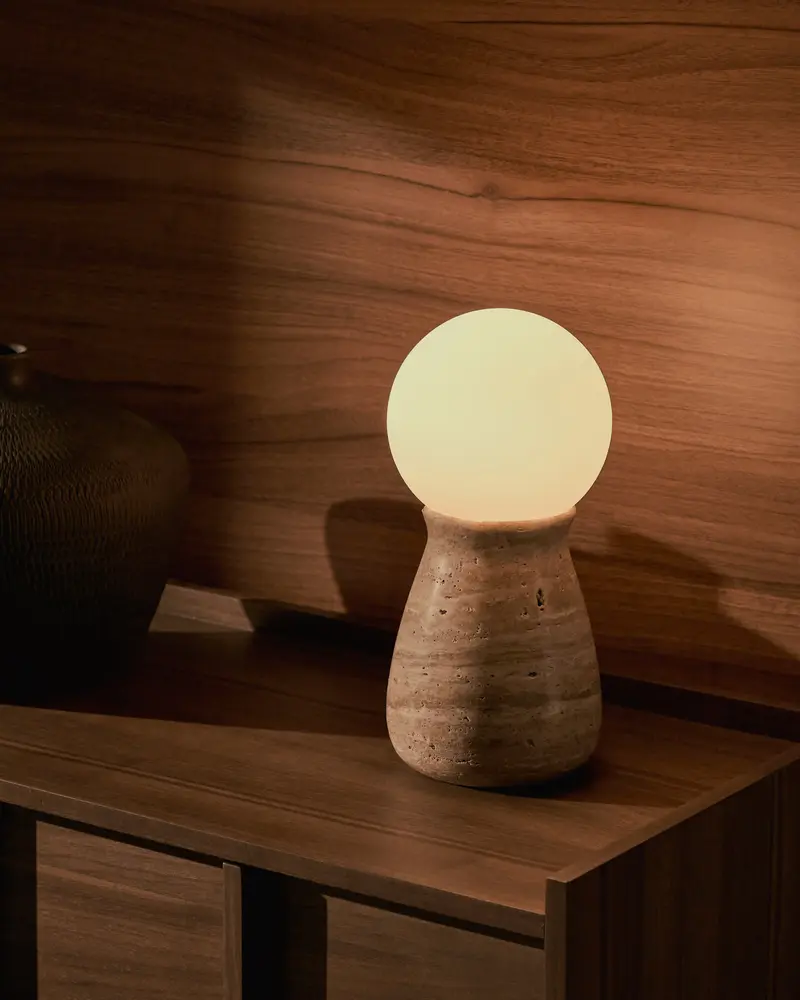 Lampada da tavolo Okeni in travertino e vetro
