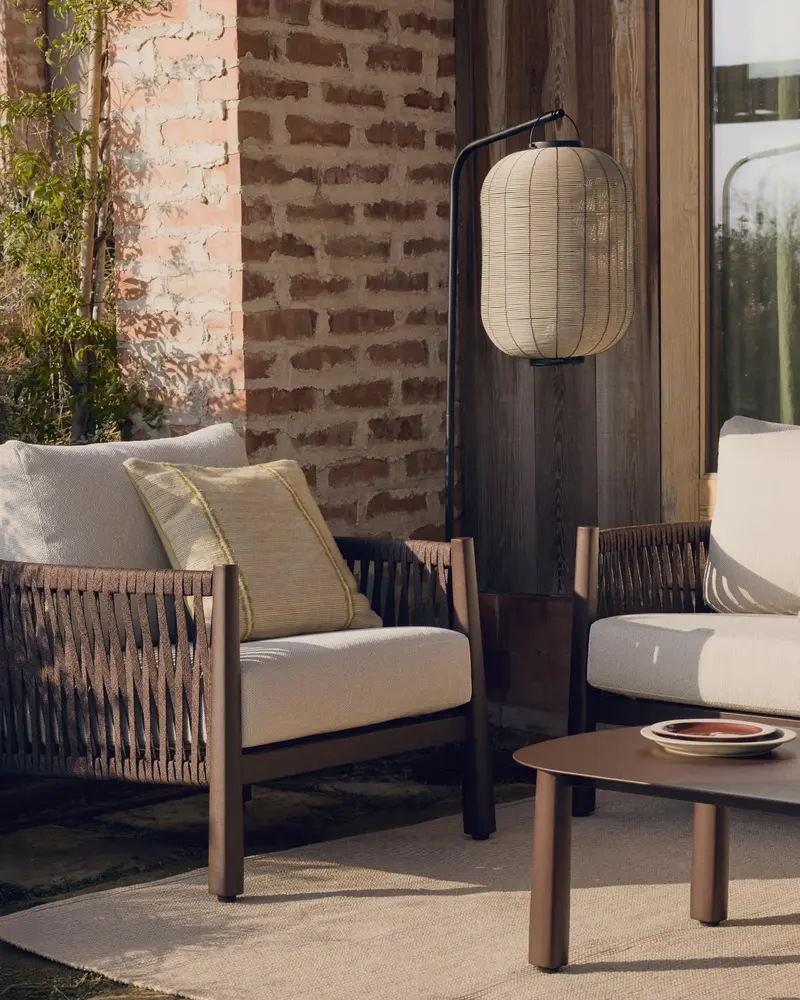 Lampada da tavolo portatile Saranella LED in rattan sintetico grigio chiaro