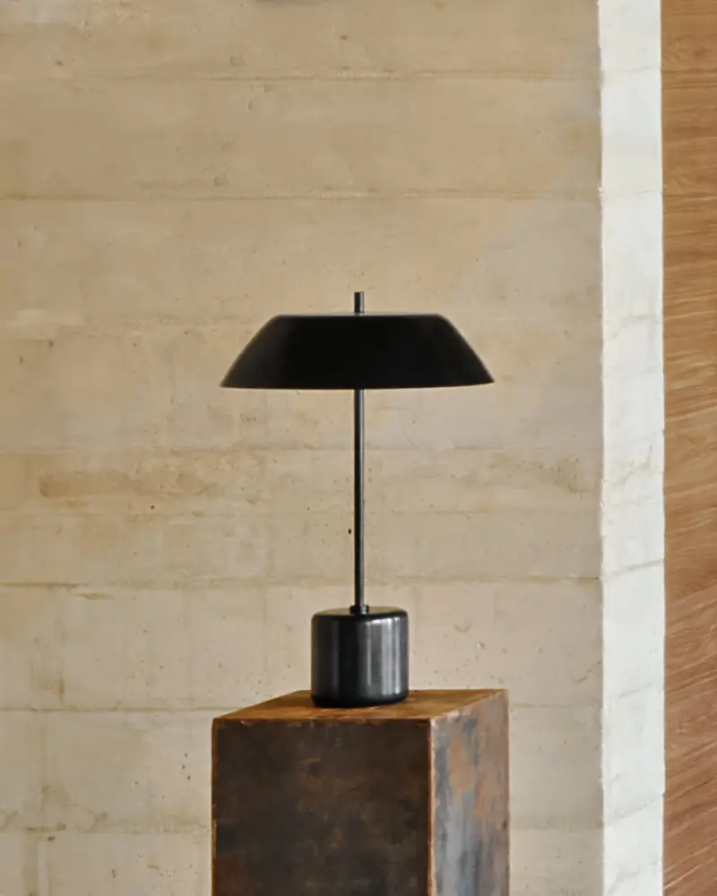 Lampada da tavolo Sayra in marmo nero e metallo verniciato nero