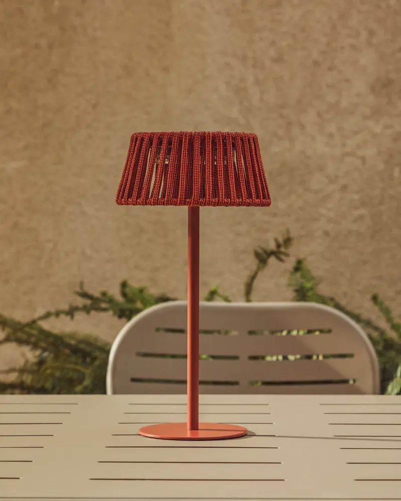 Lampada da tavolo solare per esterni Aldet in corda piatta con base in metallo color terracotta