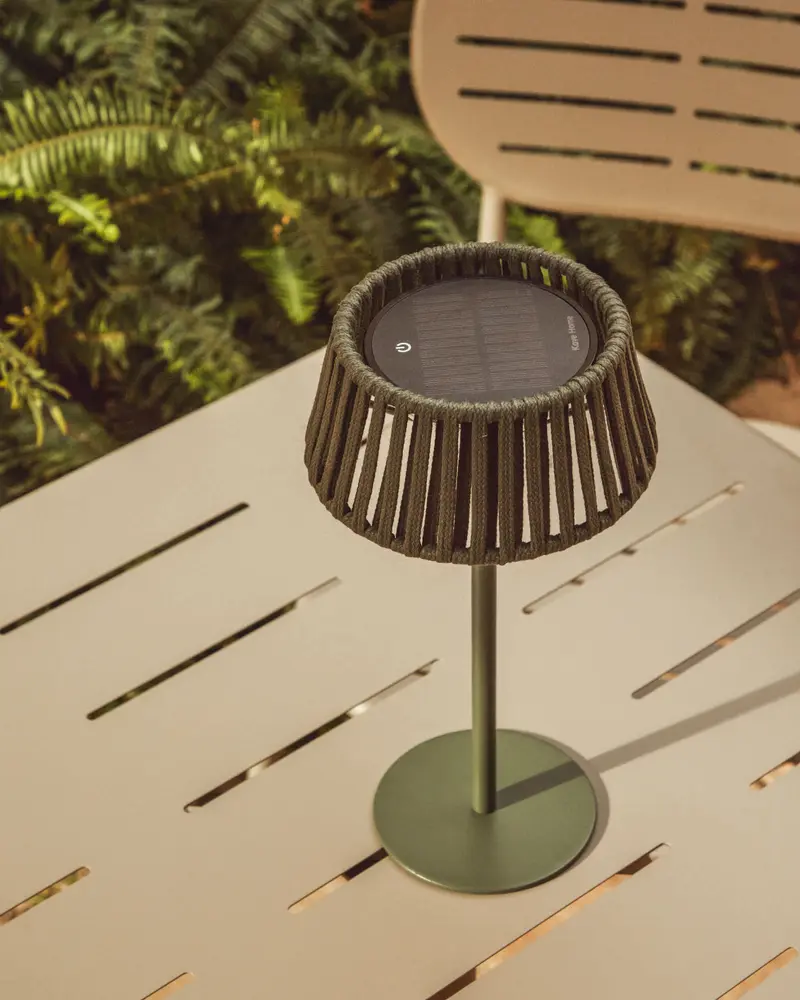 Lampada da tavolo solare per esterni Aldet in corda piatta con base in metallo verde