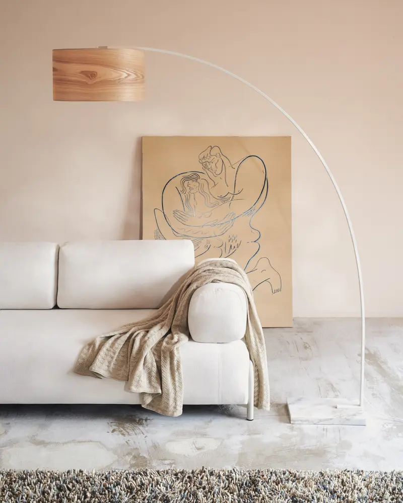 Lampada da terra Juhe in legno di frassino metallo e marmo bianco