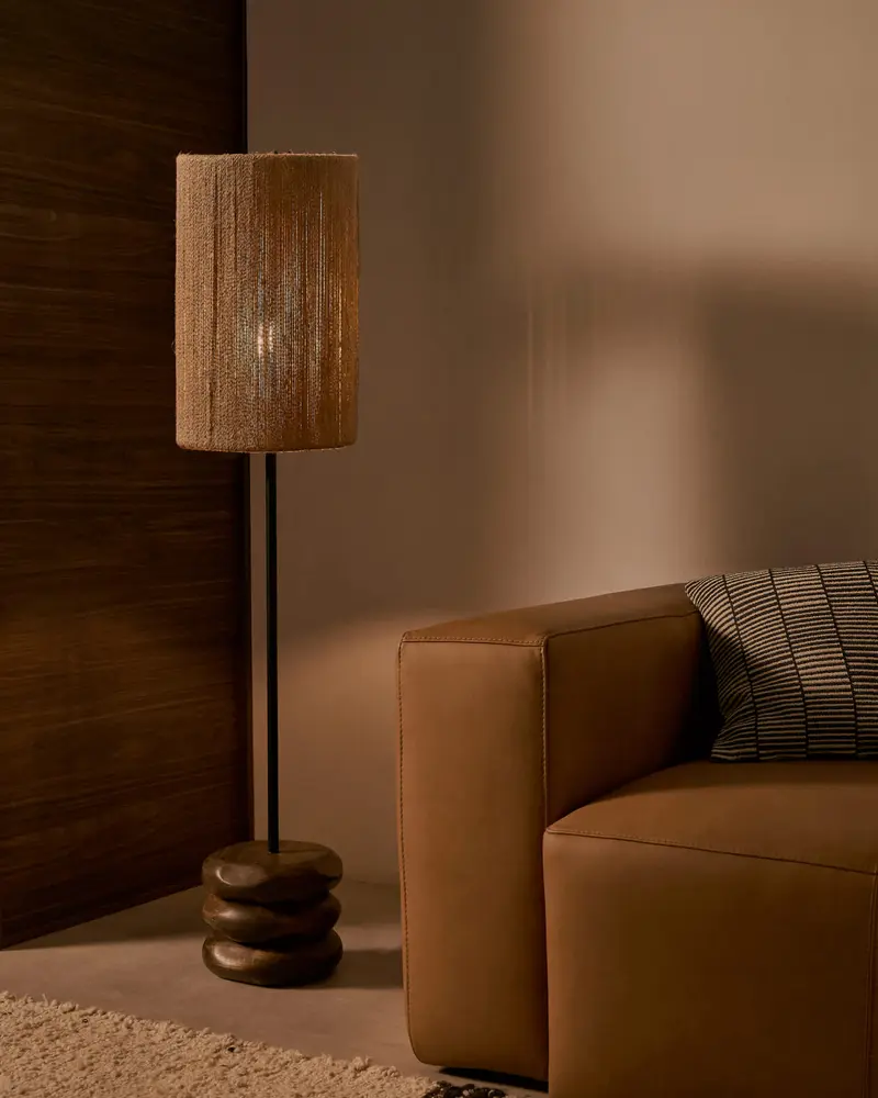 Lampada da terra Kor in legno di acacia con finitura scura e iuta