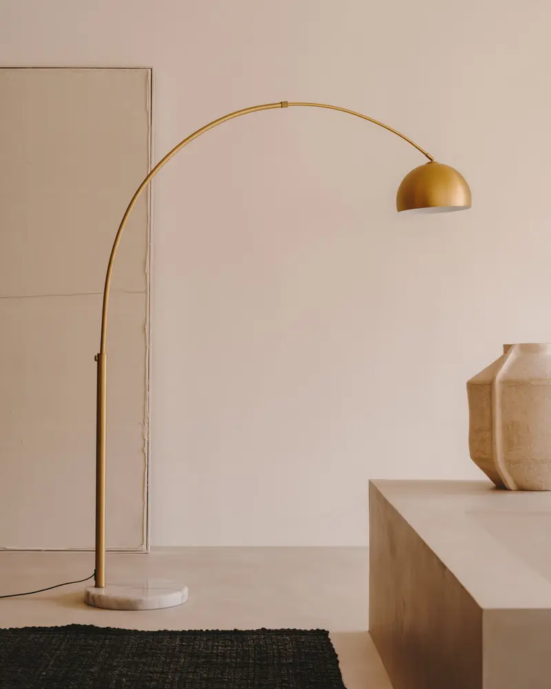 Lampada da terra Madali in metallo con finitura in ottone e marmo bianco