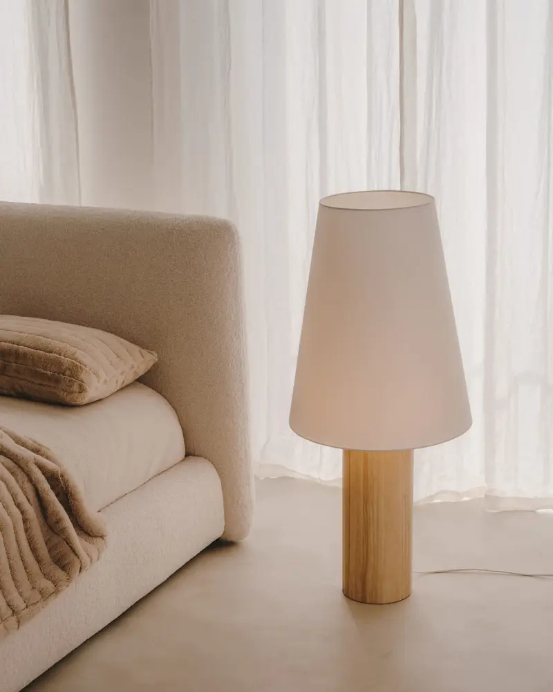 Lampada da terra Marga in legno massiccio con finitura naturale