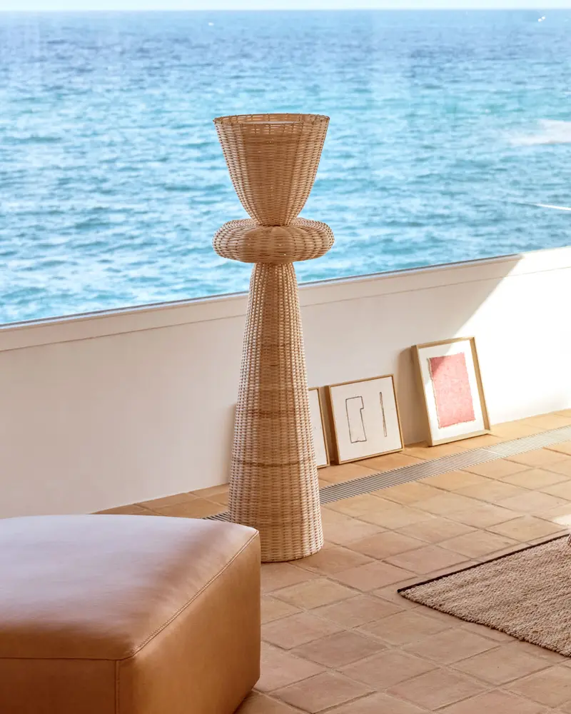 Lampada da terra Neuda in rattan con finitura chiara