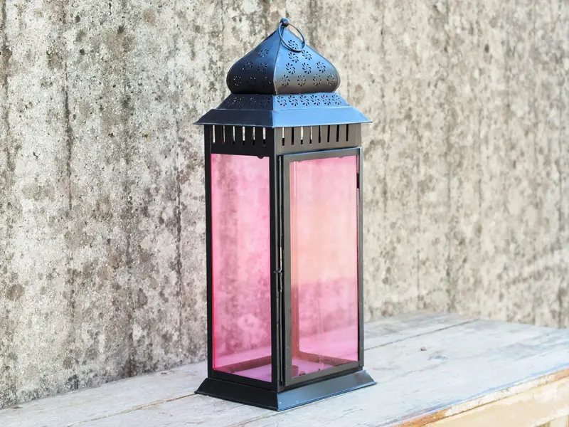 Lanterna indiana artigianale in metallo nero e vetro rosa