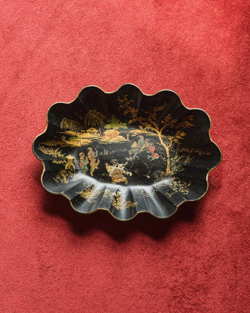 Large Napoleon III Black Lacquered Papier-Mâché Scalloped Tray