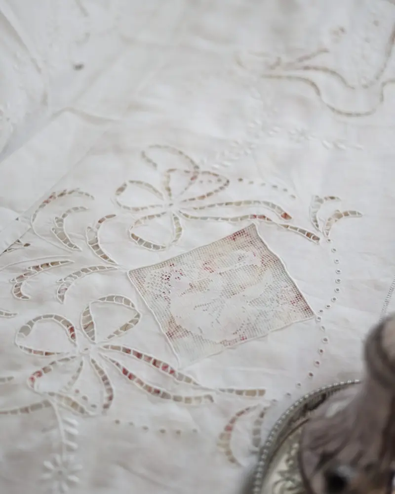Lenzuolo antico in lino bianco d'Olanda con microfilet e intaglio