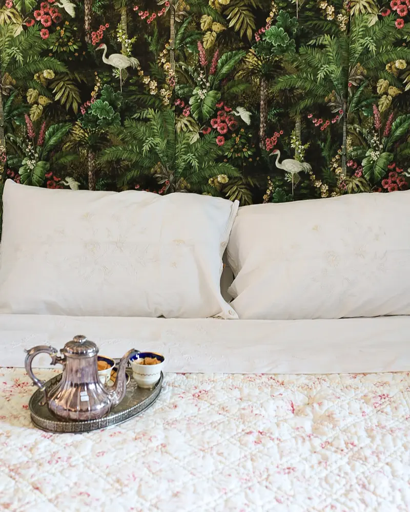 Lenzuolo matrimoniale con due federe — lino-cotone, ricamo bianco su bianco con accenti in filo giallo, Italia prima metà del '900 — cm 242×270, federe cm 80×46