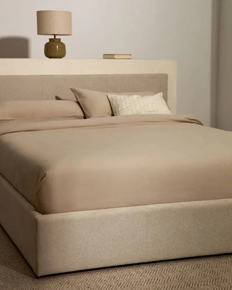 Letto con contenitore apribile Nahiri in ciniglia beige per materasso 150 x 200 cm