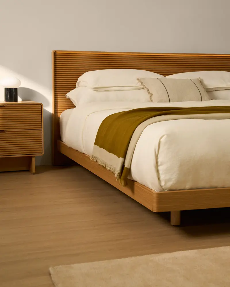 Letto Norlen in impiallacciato di rovere con finitura naturale e luce LED per materasso da 160 x 200 cm FSC Mix Credit