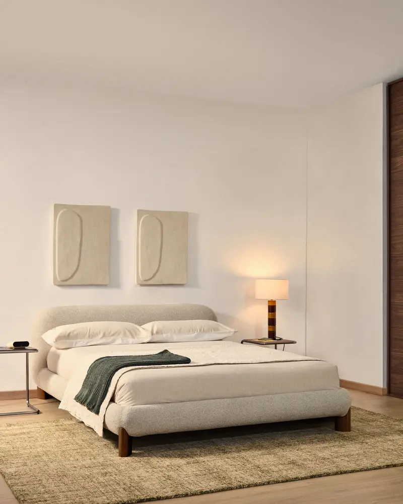 Letto sfoderabile Odina bouclé écru con gambe in frassino massiccio con finitura in noce FSC per materasso da 180 x 200 cm