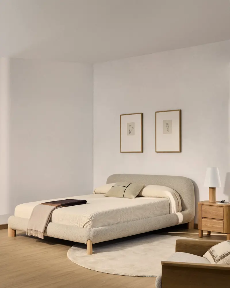 Letto sfoderabile Odina bouclé écru con gambe in frassino massiccio con finitura in tonalità naturale per materasso da 160 x 200 cm