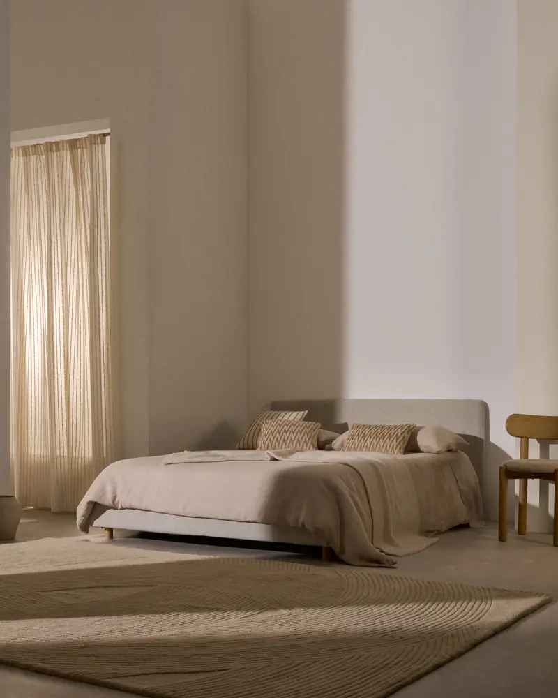Letto sfoderabile Valma in ciniglia perla con piedi in legno massello di faggio per materasso 180 x 200 cm