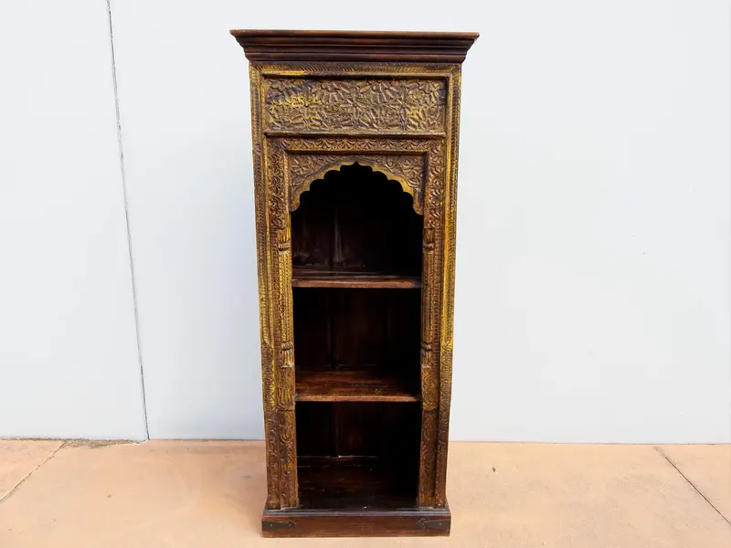Libreria indiana in teak con fregio da antico portale (primi '900)