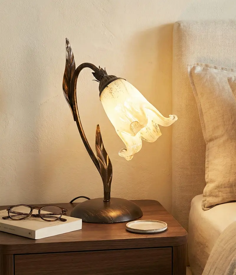 Lumetto comodino a 1 luce classico in ferro battuto e vetro realizzato e decorato artigianalmente coll. scott