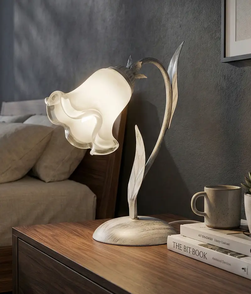 Lumetto comodino a 1 luce moderno in ferro battuto e vetro realizzato artigianalmente coll. venere