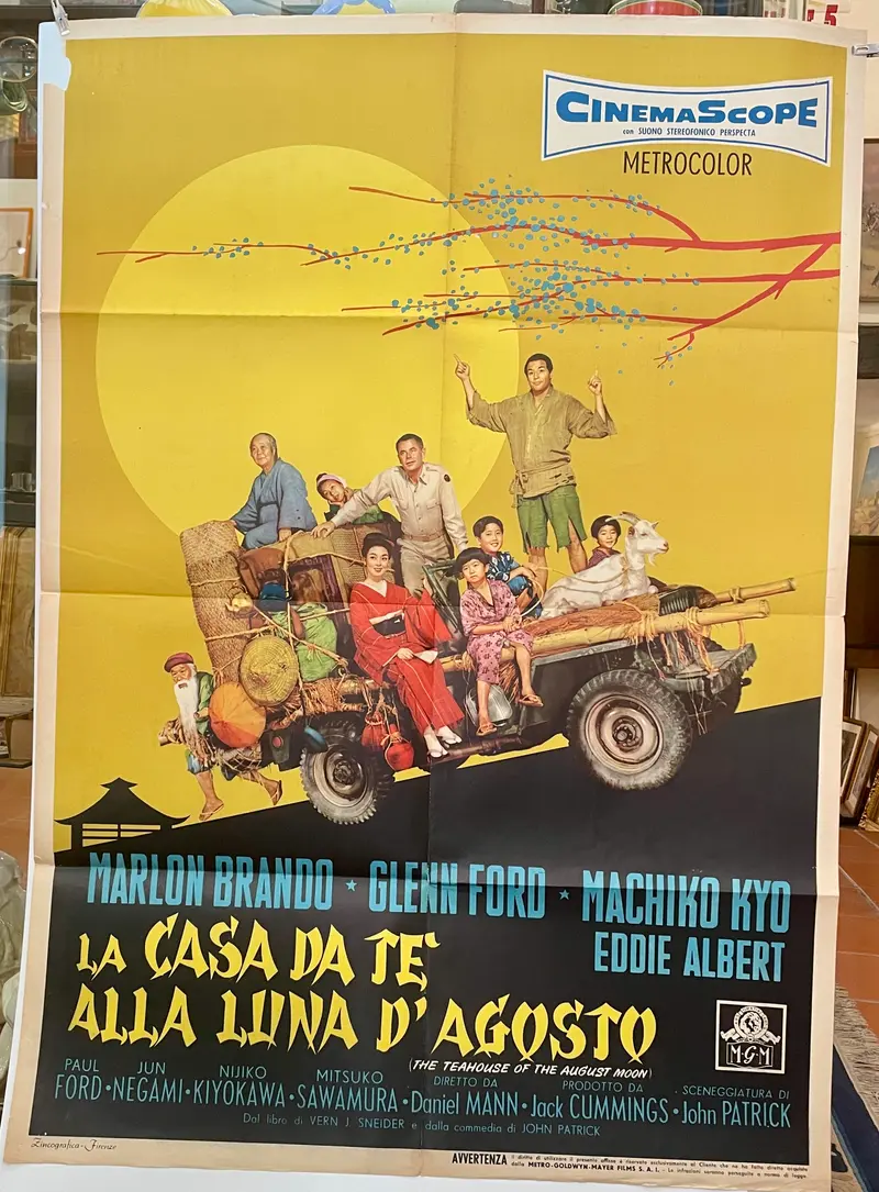 Manifesto “La casa da tè alla luna d'Agosto" cinema film 2F Marlon Brando 1956