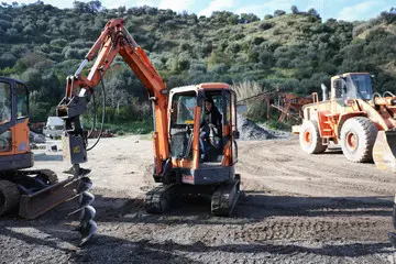 MINIESCAVATORE + TRIVELLA