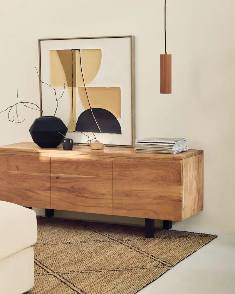 Mobile TV Uxue a 3 ante in legno massiccio di acacia con finitura sbiancata 150 x 58 cm