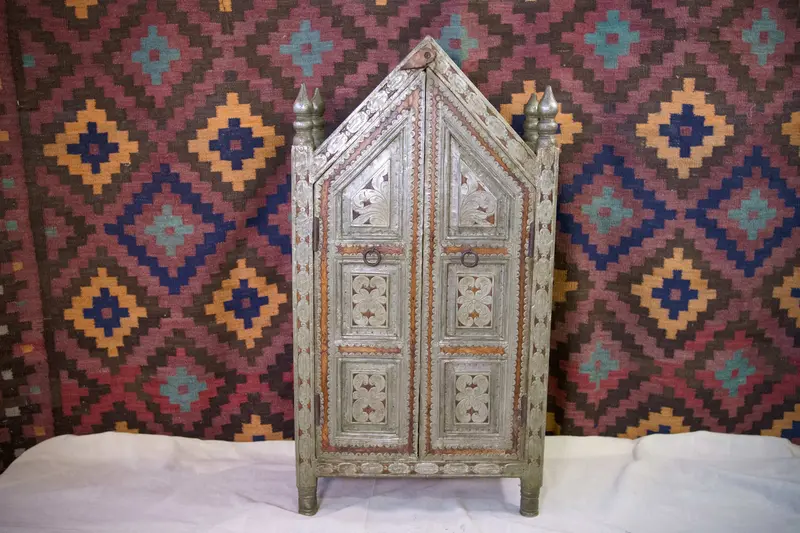 Mobiletto antico in legno e metallo inciso - Stile indo-arabo Prima Metà '900