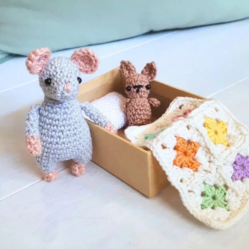 Mouse in a box travel toy