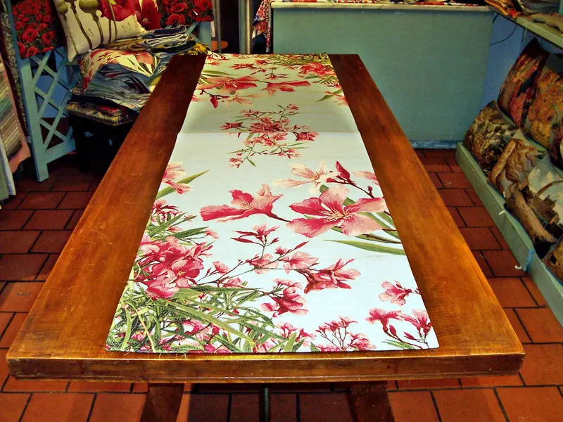 OLEANDER BLUE BACKGROUND RUNNER