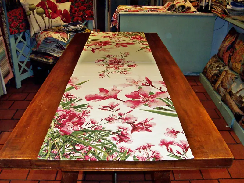 OLEANDER  WHITE BACKGROUND RUNNER