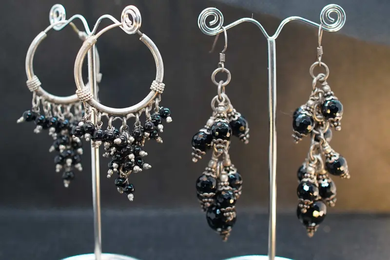 Orecchini pendenti in argento con sfere di onice nero - Artigianato indiano