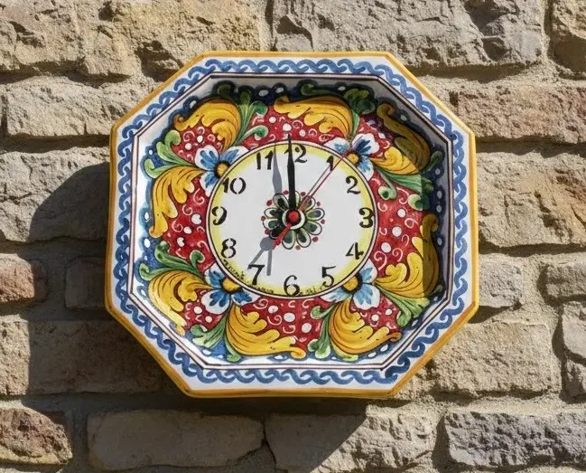 Orologio da parete in ceramica decorata a mano da ceramisti siciliani fiore rosso art 24