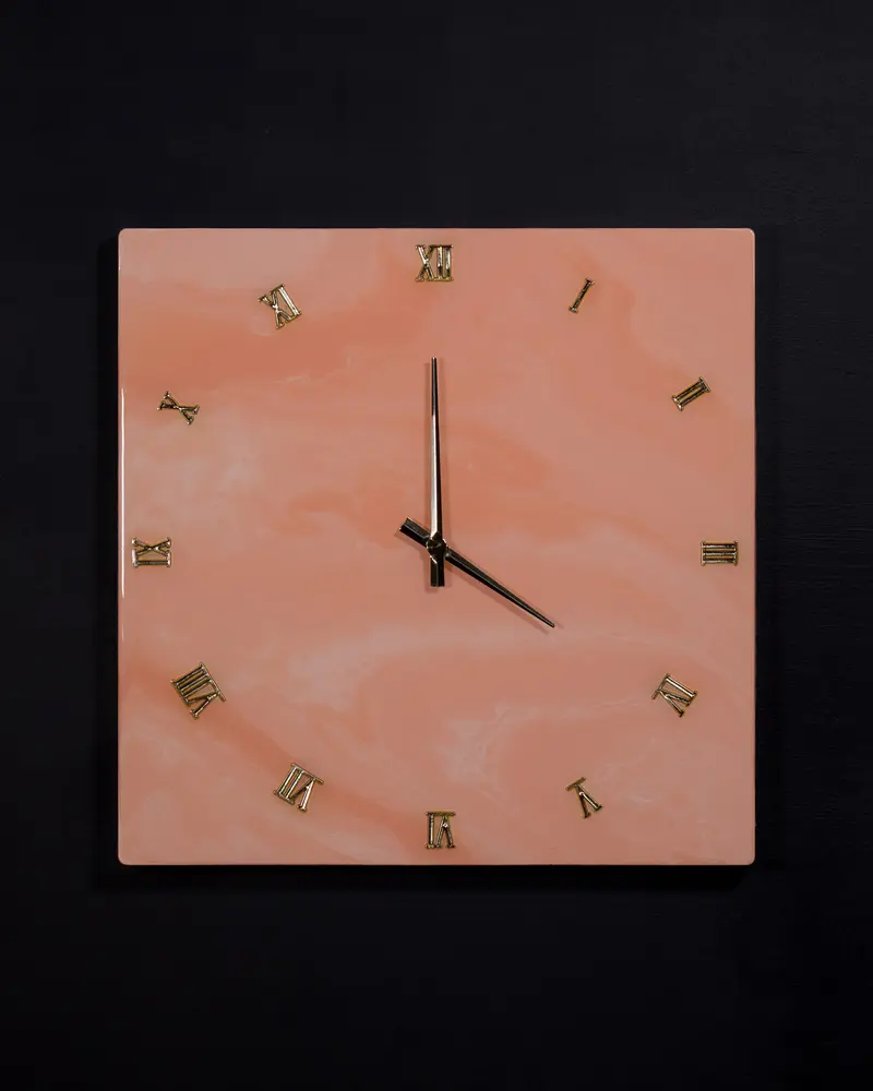 Orologio da Parete in Resina effetto Marmo Rosa di Portogallo  Base in legno 40 x 40 cm