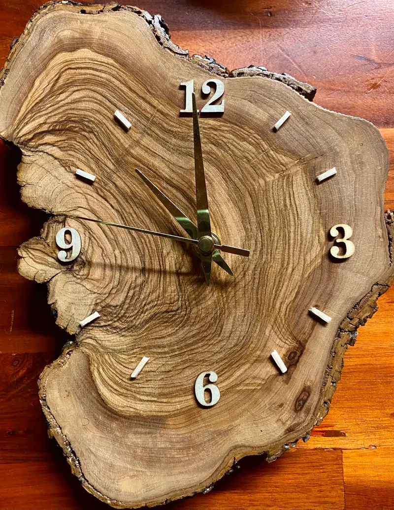 Orologio in ulivo