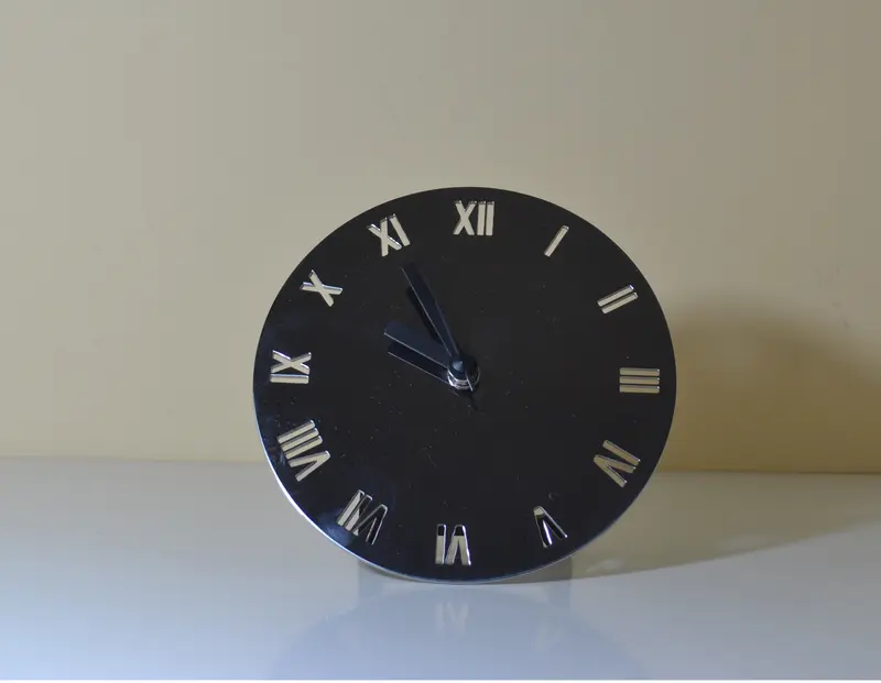 Orologio/sveglia da tavolo tondo in acciaio Elleffe Design｜L’Egizia regali